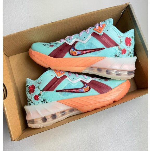 D138- SIZE 5Y / 6.5 WOMEN'S NIKE LEBRON XV111 LOW PSYCHIC BLUE / TEAM RED/ FLORA - Picture 1 of 11